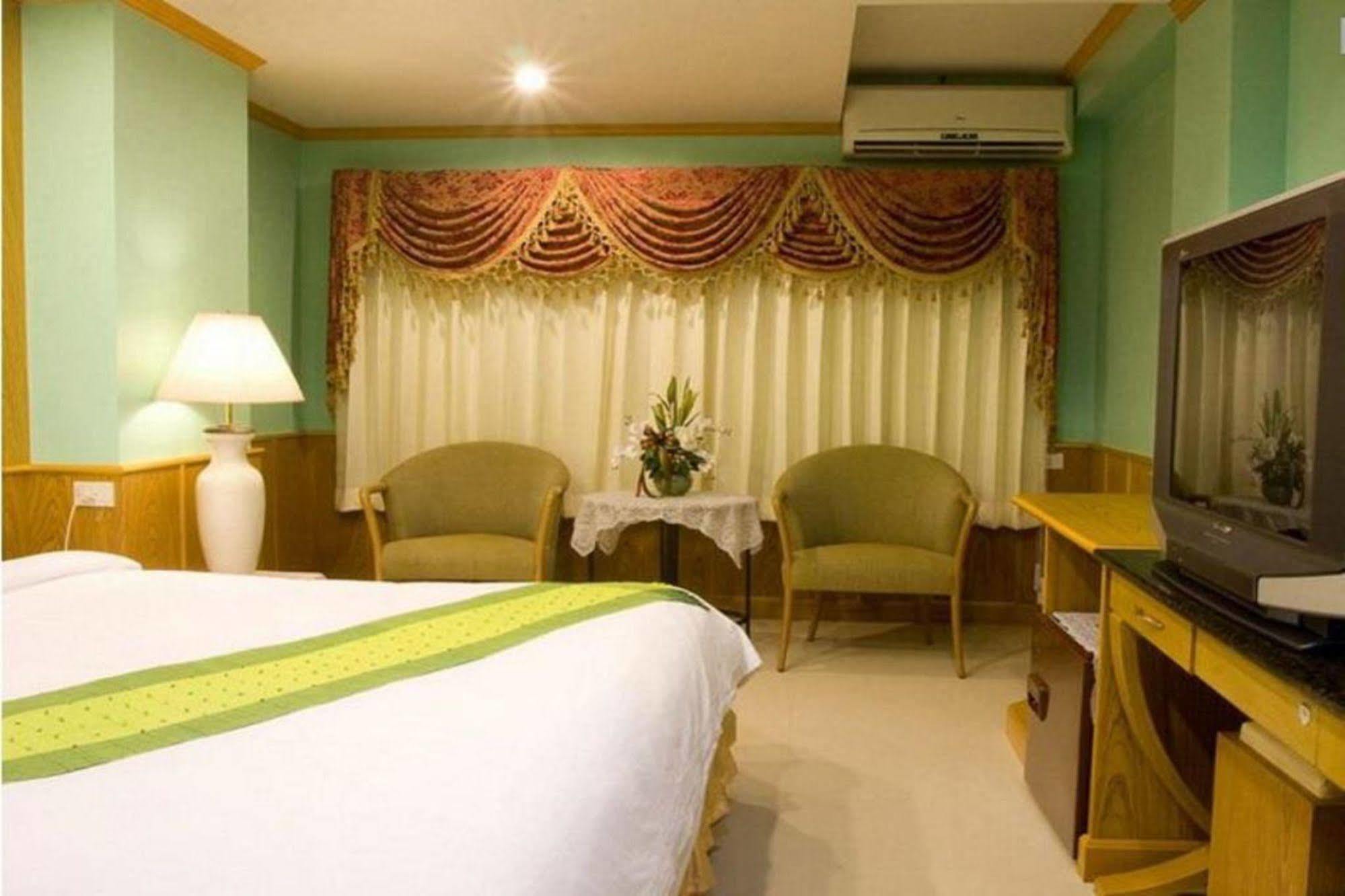 Oyo 280 Thai Garden Resort Bangkok Esterno foto